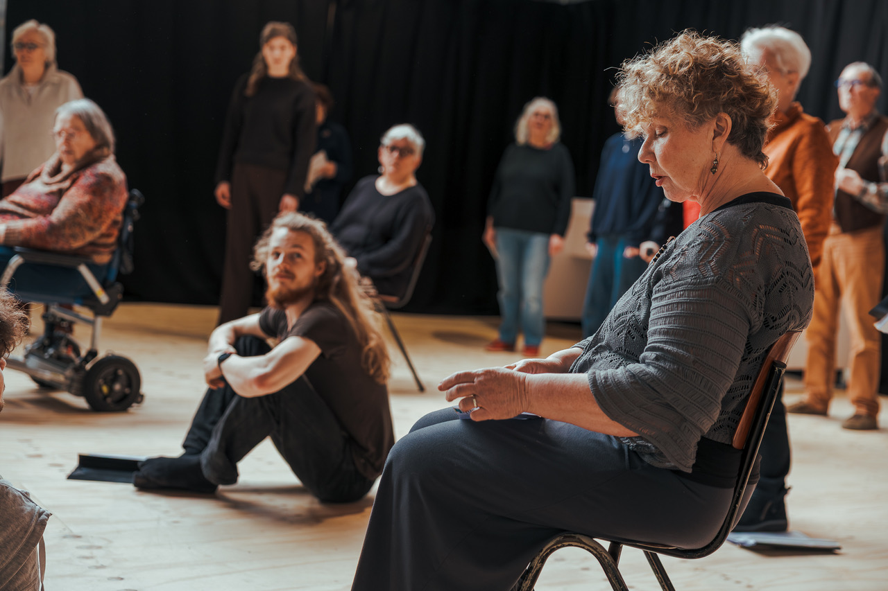 Spelers en publiek tijdens een repetitie van Hoe?Zo! werkvloertheater