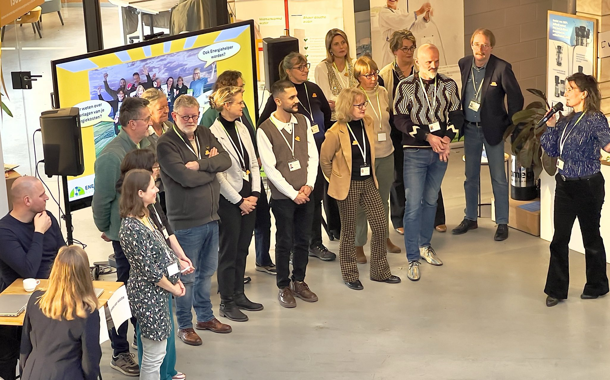Heidi presenteert EnergieVitaal aan een groep